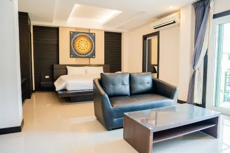 Lulu Hotel at The Glasshouse Lion Café Отели рядом с достопримечательностью «VR COMPUTER PHUKET»