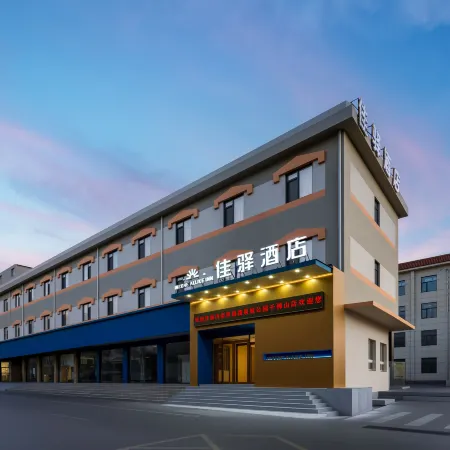 Grace Inn Hotel (Jinan Qianfo Mountain West Gate Quancheng Park Subway Station) Отели рядом с достопримечательностью «Гора тысячи Будд»