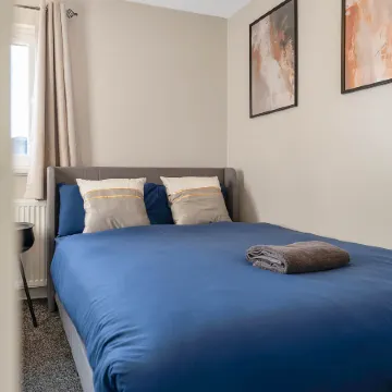 Law 1 - INVOICE and REDUCED PRICE are only by SUNRISE SHORT LETS DUNDEE, 4 Rooms, 4 Beds