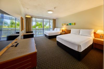 スタンダードオーシャンビュールーム(ダブルベッド2台) ホリデイ・イン ケアンズ ハーバーサイドの写真