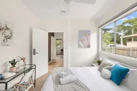 Tranquil Room – Minutes from Parks, Shops & Easy Airport Commute