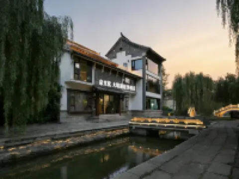 Shangquan Lishe Spring Culture (Daming Lake Chaoran Tower) Hotels in Jinan