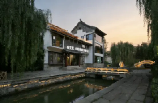 Shangquan Lishe Spring Culture (Daming Lake Chaoran Tower) Hotel a 