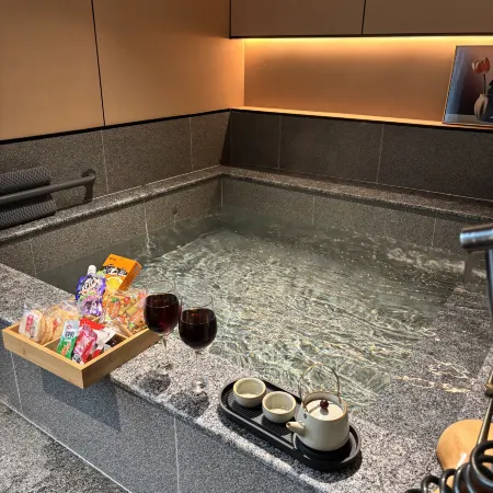 Waterfront Huiting Hot Spring Hotel