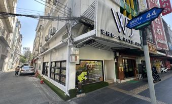 The White Den Sukhumvit 44
