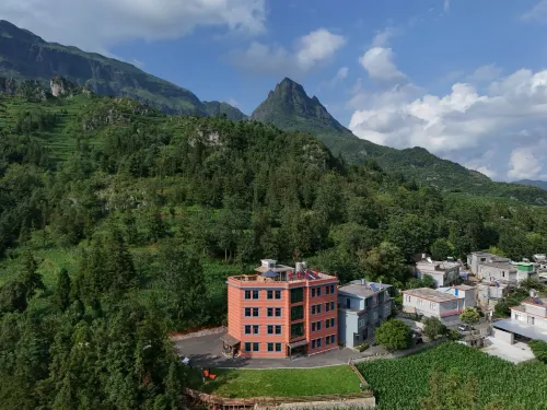Misty Yi Lodge · Mountain Retreat - Mountain view