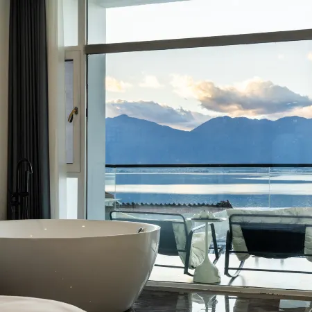 Dali Xunsu Half-Mountain sea View Homestay (Erhai Little Putuo Branch)