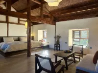 Qiaozhen Hot Springs Chinese Inn - غرفة مطلة على الجبل