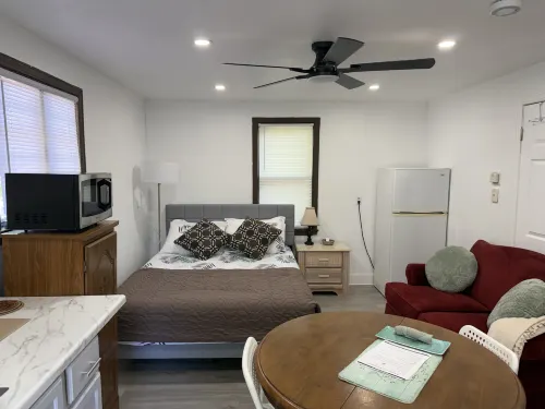 Newly Renovated Cozy Apartment Near Niagara Falls - parking