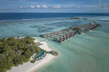 Four Seasons Resort Maldives at Kuda Huraa Отели рядом с достопримечательностью «Hudhuranfushi»