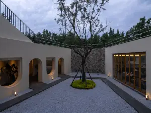 XIANZAI SHUIYUNSHU Forest Hot Spring Resort Hotel