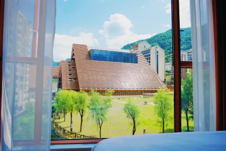 Yicun Light Luxury Boutique Homestay (Shennongjia Muyu Bus Terminal Store) Отели рядом с достопримечательностью «Muyu Town»