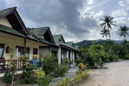 Sea Breeze Bungalow Отели рядом с достопримечательностью «Wat Sila Ngu Temple»