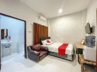RedDoorz near Siloam Hospital Mataram Hotels in West Lombok Regency