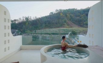 Hengdian Liwu Liubai Hot Spring Holiday Beauty