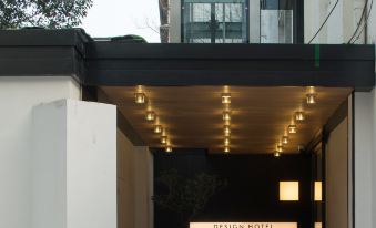 SFEEL Designer Hotel (Chengdu Kuanzhai Alley Tonghuimen Subway Station)