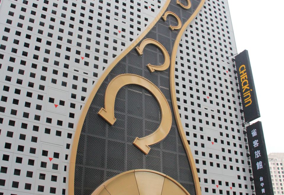 체크 인 타이중 칭하이 호텔의 깔끔한 로비 또는 외관