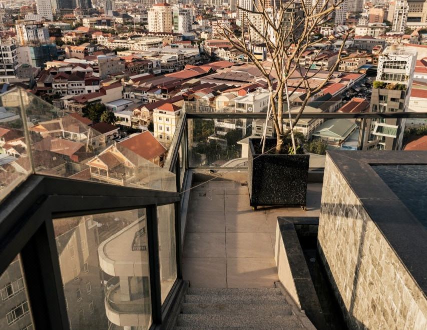 라 코지 TK 호텔의 세련된 야외 수영장 전경