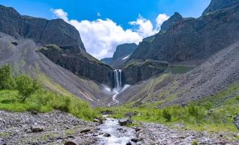 Earl Family Hotel (Changbai Mountain North Slope Distribution Center Erdao Baihe)