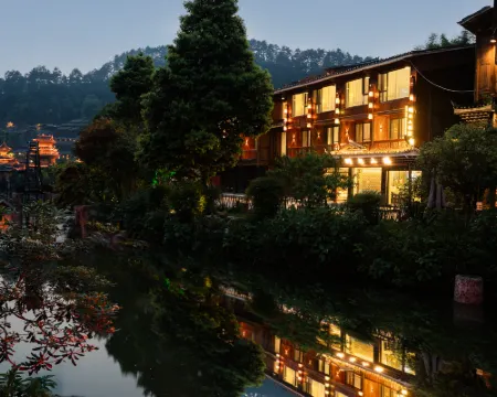 Story Mountain Wind Holiday Bed and Breakfast Hotels in Liping