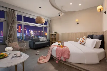 Elong ME Hotel (Chongqing Jiefangbei Pedestrian Street Hong Ya Dong)