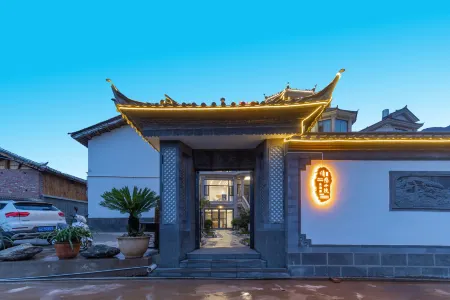 Lijiang Qingyou Courtyard Homestay (Sanyi International Airport Store) Отели рядом с Аэропорт Лицзян