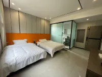 Red hotel villa - Airport Shuttle