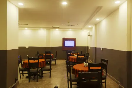 Airport Hotel Classic Park Отели рядом с достопримечательностью «Сансад Бхаван»