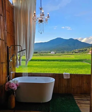 รูปภาพของเคียงข้างเขา ปัว-สกาด