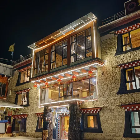 Dangling Huluhai Inn