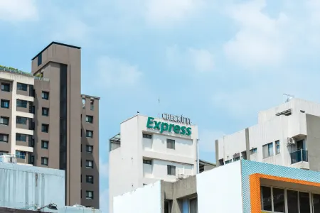 CHECK inn Express Taichung FuXing Hall 2 Отели рядом с достопримечательностью «Botanical Garden of National Museum of Nature Science»