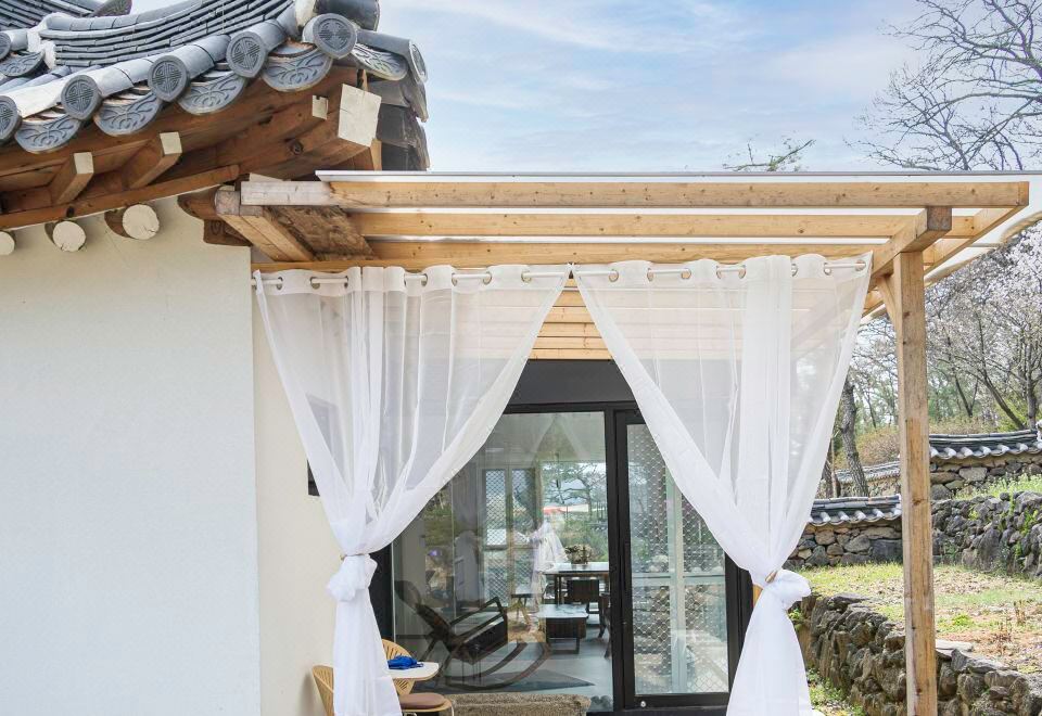 [조선 로얄 패밀리 호텔의 고풍스러운 한옥 객실 내부]