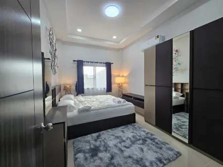 We House - Hangdong1 Отели рядом с достопримечательностью «Wat Tham Praditsathan»