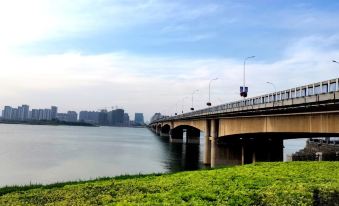 City Wall Homestay (Xiangyang Ancient City North Street Branch)