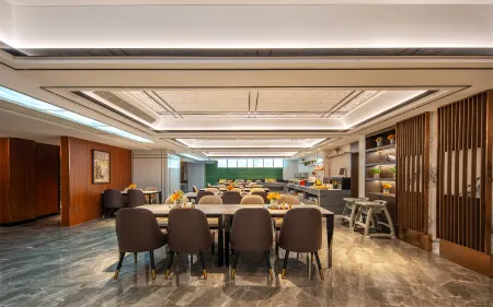 James Joyce Coffetel (Wushan Municipal Plaza) Отели рядом с достопримечательностью «Daning River Ancient Plank Road Relic Site»