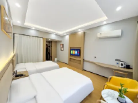 Four Seasons Smart Hotel (Zhoukou Passenger Transport Center Station)