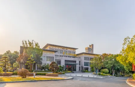 F World Conference Center Hotel (Wuhan Tianhe Airport Julong Avenue Subway Station Branch) Отели рядом со станцией Tianhe Airport Station