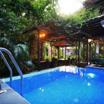 Hotel Middle Path & Spa Hotels near Pokhara Domestic Airport