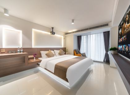 Nizhou Nightscaped Riverside Hotel