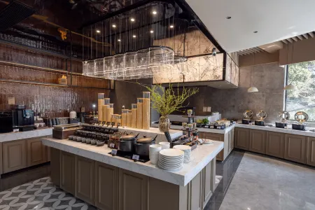 Kunming Wanda Plaza Dongfeng Plaza Yaduo Hotel Отели рядом с достопримечательностью «Southwest Forestry University Bailong Campus»