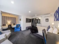 Black Swan Lakeside Boutique Hotel Hotels in Hamurana