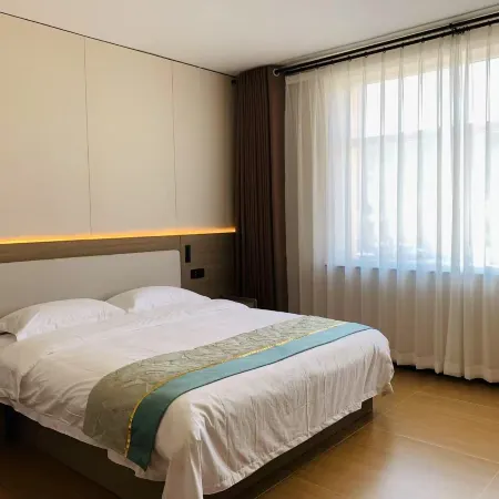 Chengde Fenghuang Hotel (Yingshouyingzi Station)