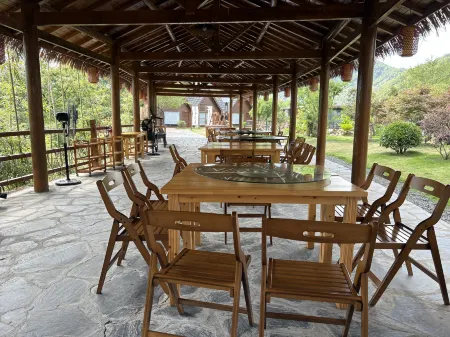 Yunshang Light Luxury Homestay Отели в г. Цзыян