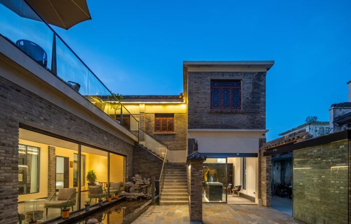Overlooking the sea, the mansion's courtyard
