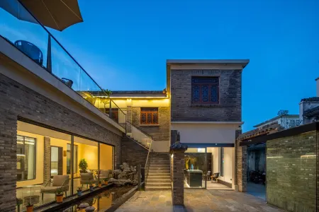 Overlooking the sea, the mansion's courtyard Отели рядом с достопримечательностью «Wangjiang Gate»