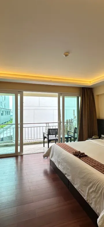 ห้องดีลักซ์เตียงใหญ่วิวตึก