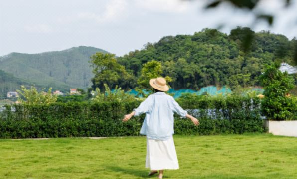 Yiyi Pushé · Lakeside Starry Sky Swimming Pool Vacation Apartment