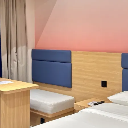 Model J Hotel BSD Carstensz Отели рядом с достопримечательностью «Торговый центр Teraskota BSD»