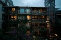 Old story inns (Zhongyi Market, South Gate of Lijiang Ancient Town) Отели в г. Новая часть города