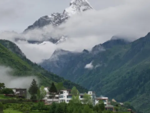 Siguniang Mountain Yangwangxingkong Snow Mountain Hotel[The best spot to view snow-capped mountains] โรงแรมในเซี่ยวจิน
